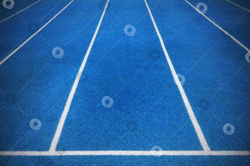 Скачать Беговые дорожки синего цвета на легкоатлетическом стадионе фотосток Ozero