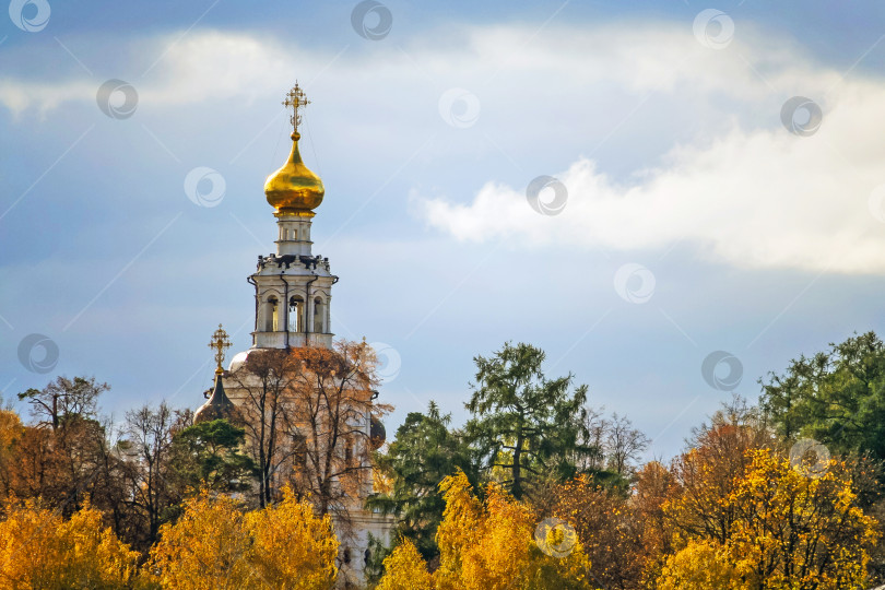 Скачать Православная церковь с золотым куполом на фоне осеннего леса фотосток Ozero