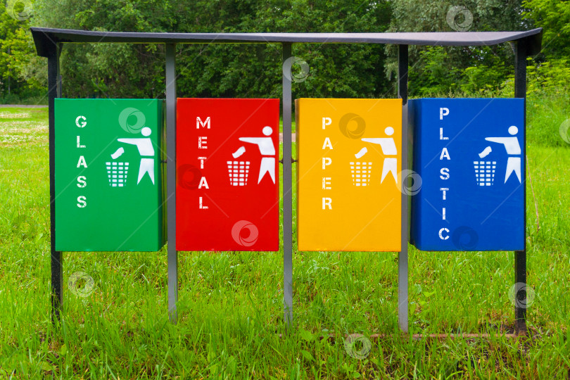 Скачать Четырехцветные мусорные баки для мусора в парке фотосток Ozero