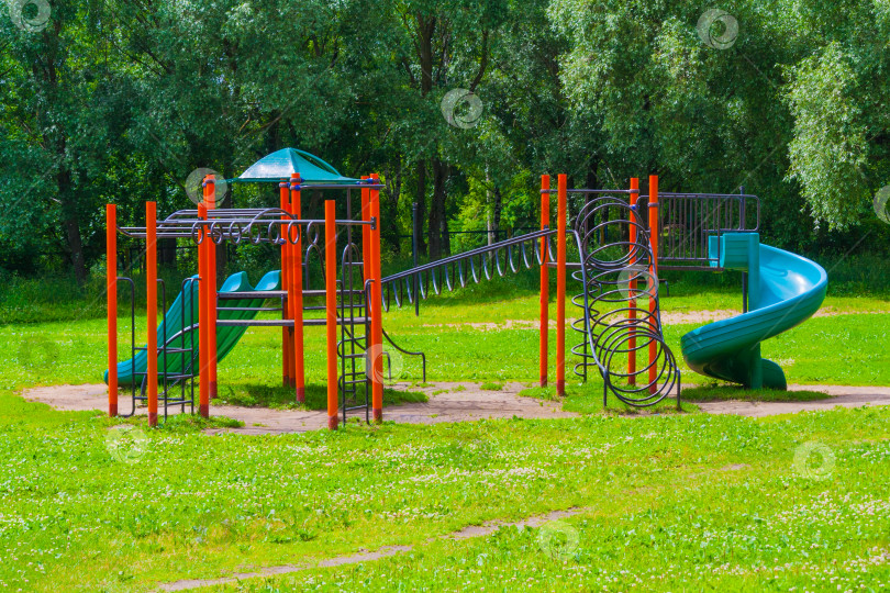 Скачать Красочная игровая площадка в парке фотосток Ozero