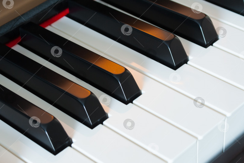 Скачать Вид сбоку на клавиши пианино при теплом освещении фотосток Ozero