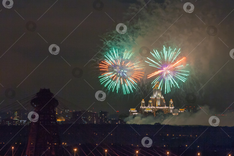 Скачать Фейерверк в ночном городе фотосток Ozero