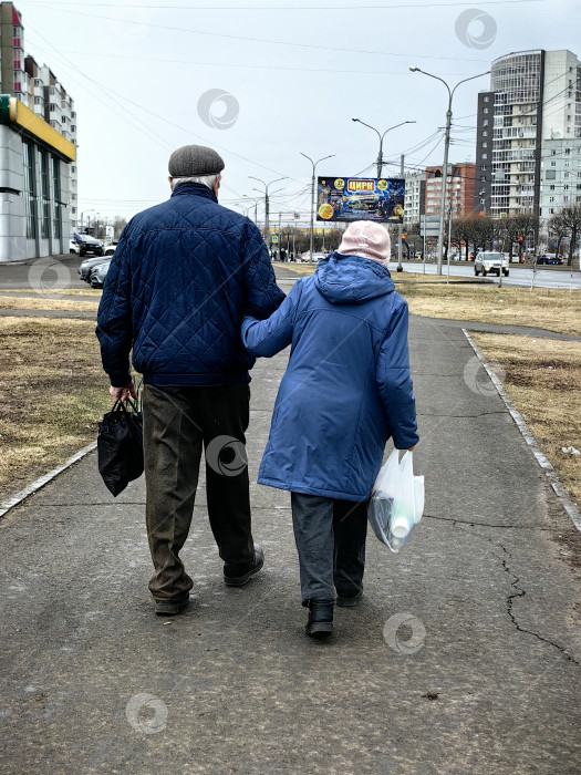 Скачать Пара стариков на улице города фотосток Ozero