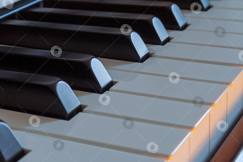 Скачать Вид сбоку на клавиши пианино при теплом освещении фотосток Ozero