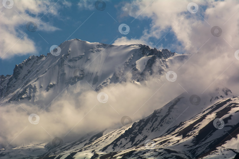 Скачать Заснеженные горные вершины среди облаков, Киргизский хребет, урочище Чонкурчак, страна Кыргызстан. Выборочный обзор фотосток Ozero