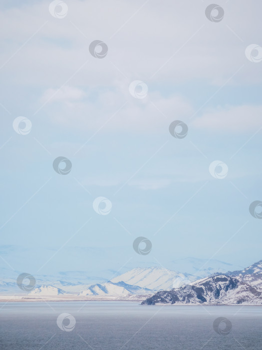 Скачать заснеженные горы вдалеке и холодное море фотосток Ozero