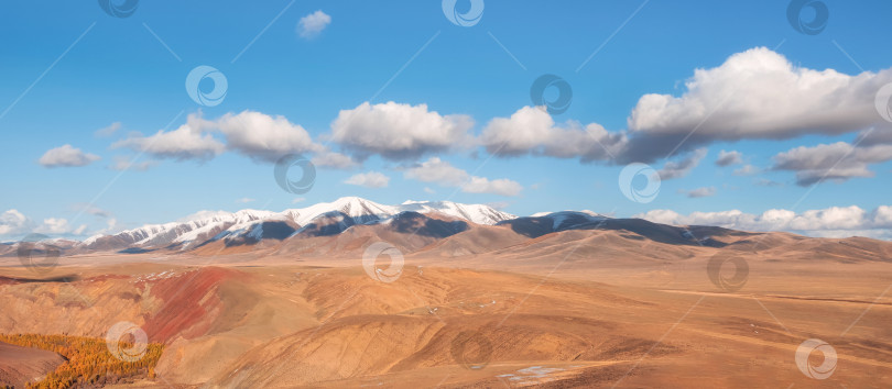 Скачать Широкий панорамный горный пейзаж с золотистой осенней степью фотосток Ozero
