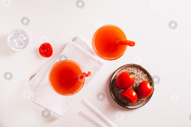 Скачать Модный томатный коктейль мартини в бокалах на столе вид сверху фотосток Ozero
