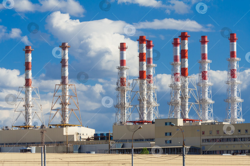 Скачать Промышленные дымоходы на фоне голубого неба фотосток Ozero