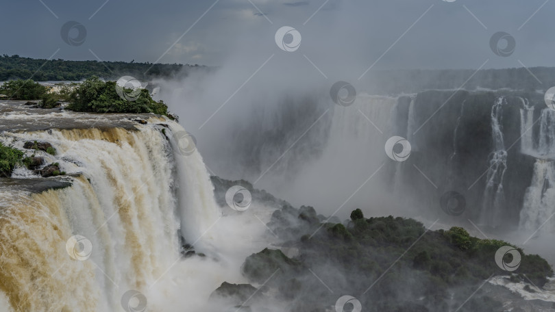 Скачать Впечатляющий водопадный пейзаж. фотосток Ozero