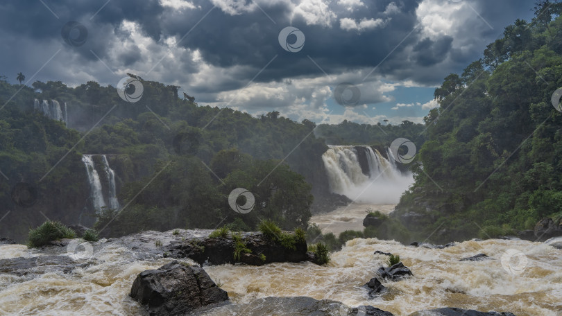 Скачать Стремительно несется бурная тропическая река. фотосток Ozero