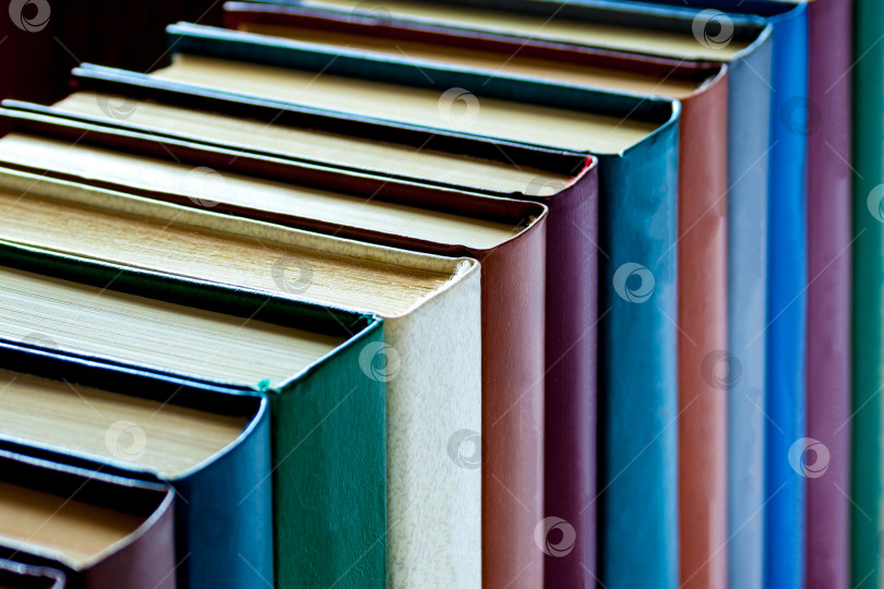 Скачать Книги расположены в ряд на черном фоне (вид в перспективе) фотосток Ozero