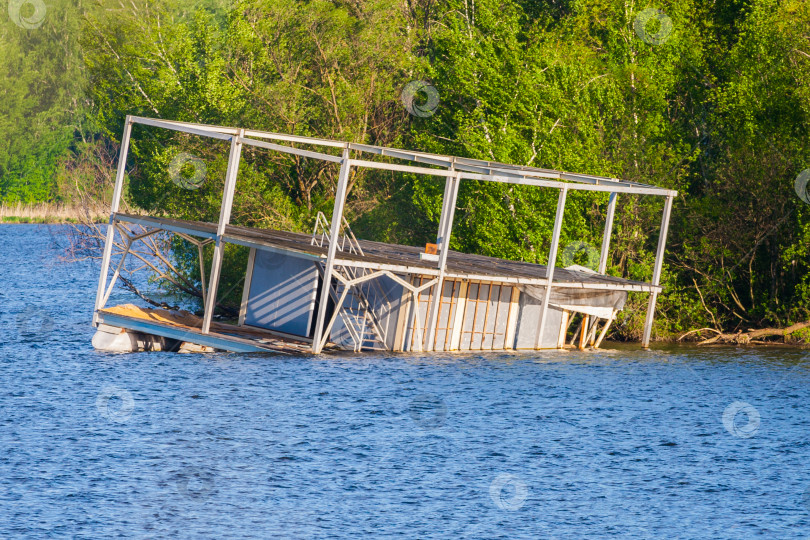 Скачать Разрушенное здание, наполовину погруженное в воду фотосток Ozero