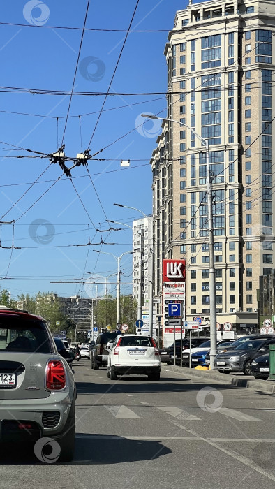 Скачать Городской пейзаж, улица города Краснодара в солнечный весенний день фотосток Ozero