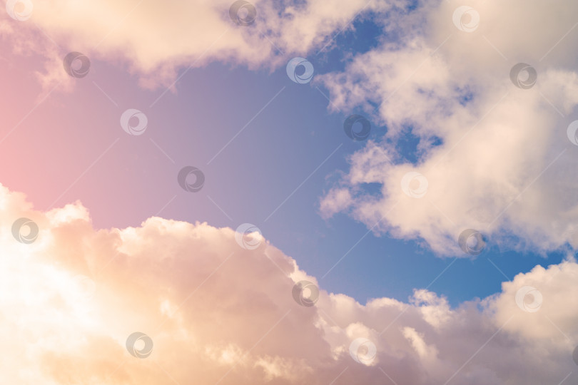Скачать Кучевые пушистые облака в лучах солнца. Тонированный (фон) фотосток Ozero