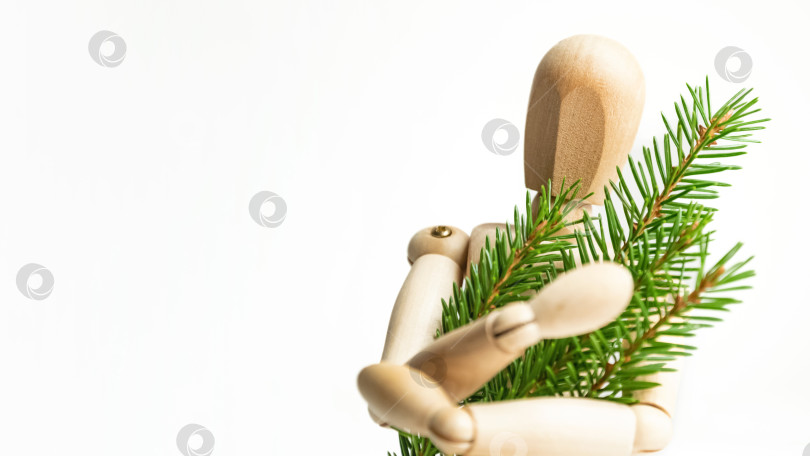 Скачать деревянный манекен держит рождественскую елку на белом фоне размером с баннер фотосток Ozero