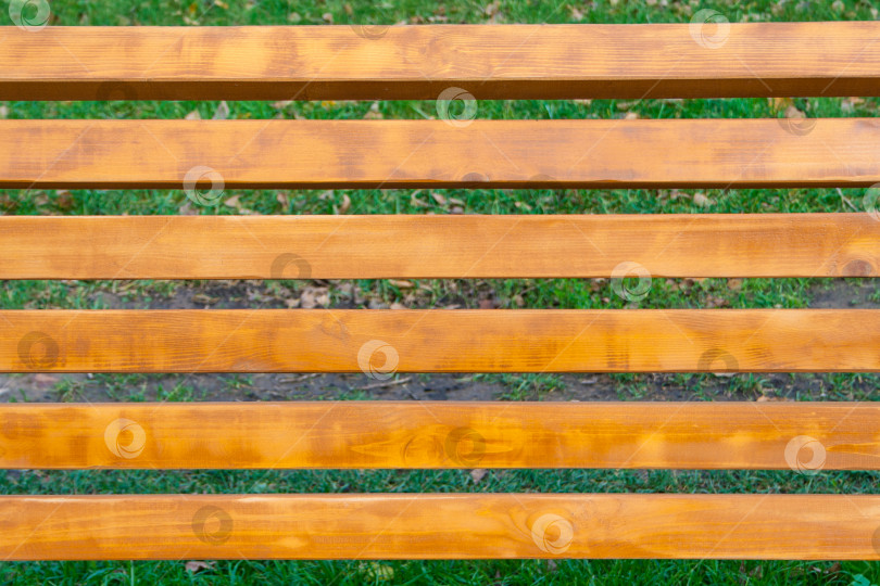Скачать Горизонтальные коричневые деревянные доски на фоне зеленой травы фотосток Ozero
