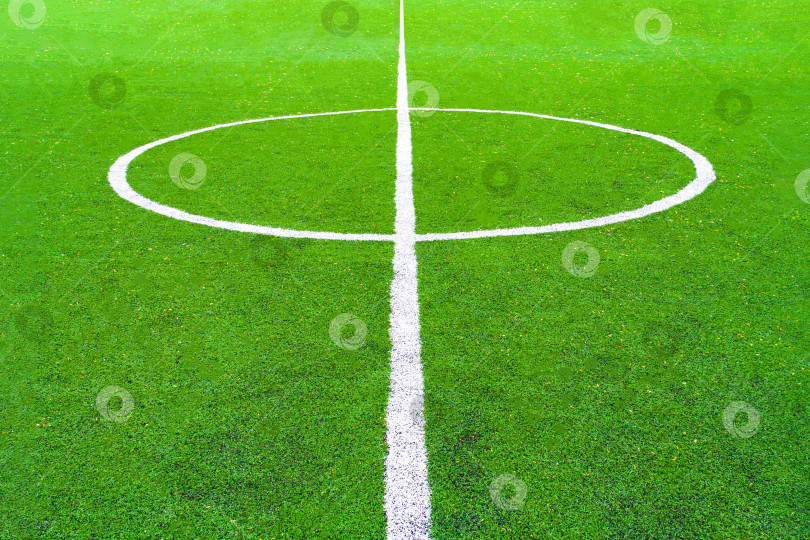 Скачать Перспективный вид центрального круга зеленого футбольного поля (задний план) фотосток Ozero