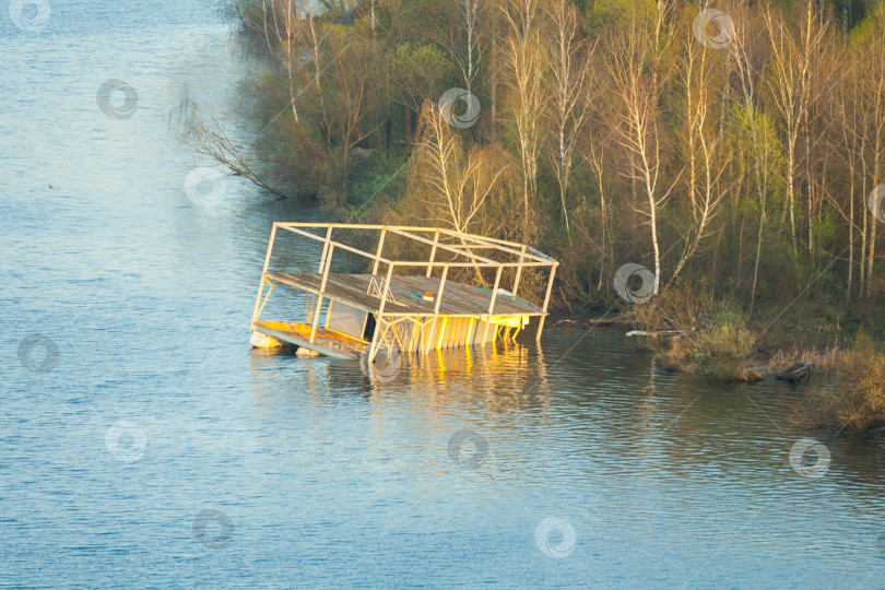 Скачать Разрушенное здание, наполовину погруженное в воду фотосток Ozero