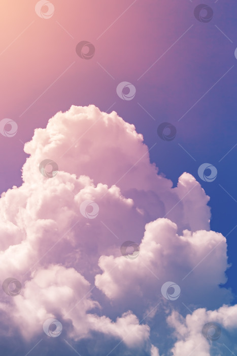 Скачать Белые кучевые облака на фоне ярко-голубого неба (фон, тонированный) фотосток Ozero