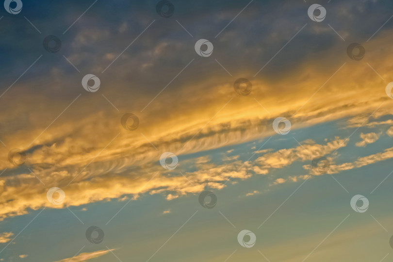 Скачать Золотые облака на фоне вечернего неба фотосток Ozero