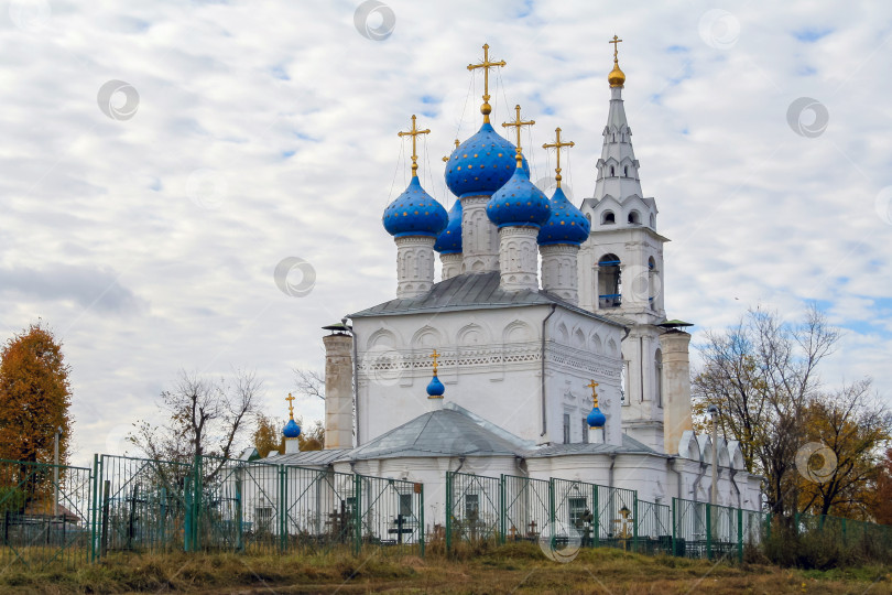 Скачать Православный храм на фоне облаков фотосток Ozero