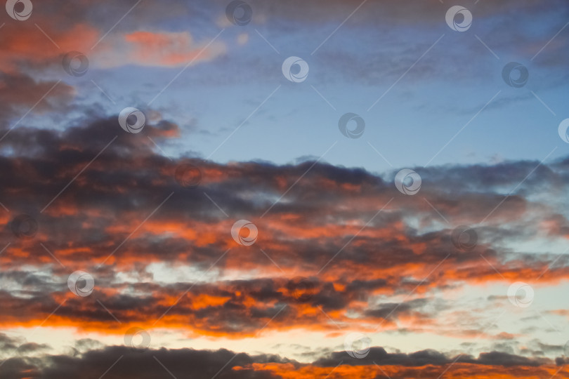 Скачать Впечатляющий вид облаков, освещенных солнцем в вечернем небе фотосток Ozero