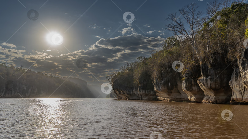 Скачать Спокойная красно-коричневая река с крутыми берегами. фотосток Ozero