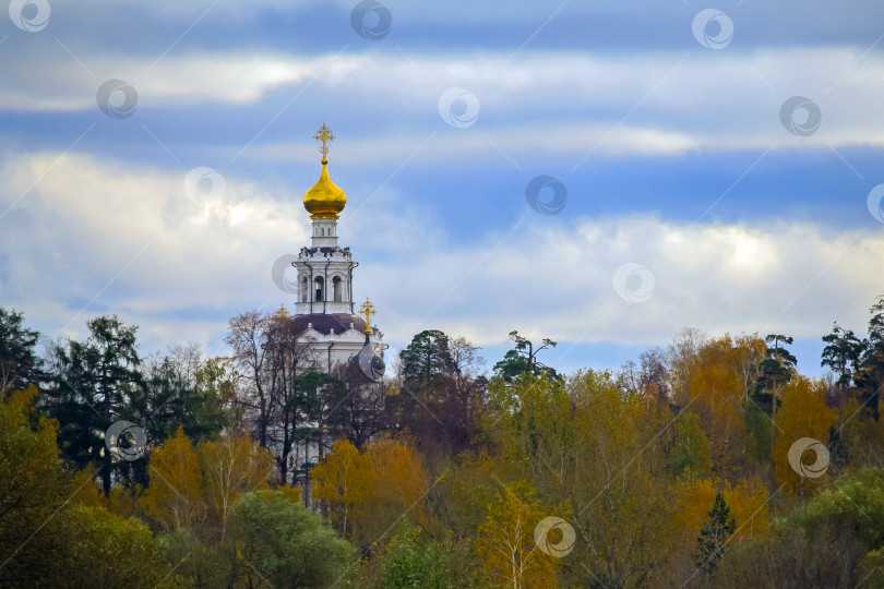 Скачать Православная церковь в осеннем лесу фотосток Ozero