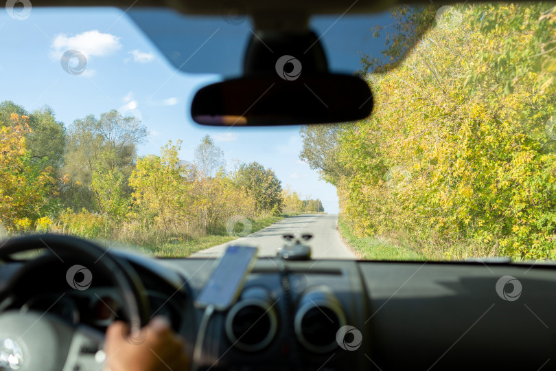 Скачать Мужчина в автомобиле проверяет дорогу с помощью навигатора с мобильного телефона фотосток Ozero