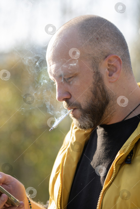 Скачать Мужчина курит сигарету фотосток Ozero