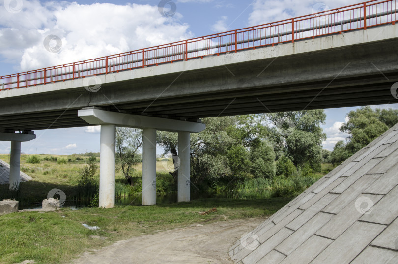 Скачать Мост через реку в поселке Оренбург, Россия фотосток Ozero