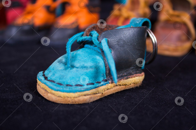 Скачать Синий ботинок с брелком фотосток Ozero