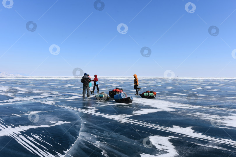 Скачать Путешествинники. фотосток Ozero