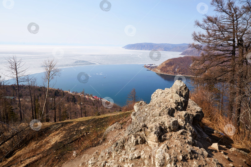 Скачать Популярный вид на исток реки Ангары на озере Байкал фотосток Ozero