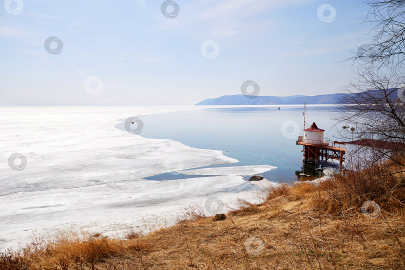 Скачать Озеро Байкал весной. Льдины и открытая вода. Деревня Листвянка фотосток Ozero
