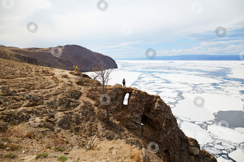 Скачать Озеро Байкал весной. "Окно желаний" - популярное туристическое место на севере острова Хобой фотосток Ozero