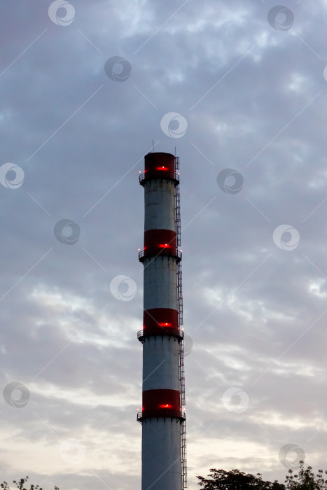 Скачать Кирпичная труба завода на фоне голубого неба фотосток Ozero