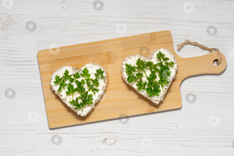 Скачать Два бутерброда в форме сердечек с творогом и петрушкой фотосток Ozero