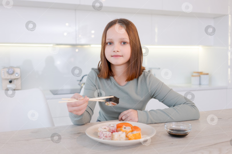 Скачать молодая девушка ест суши палочками для еды фотосток Ozero