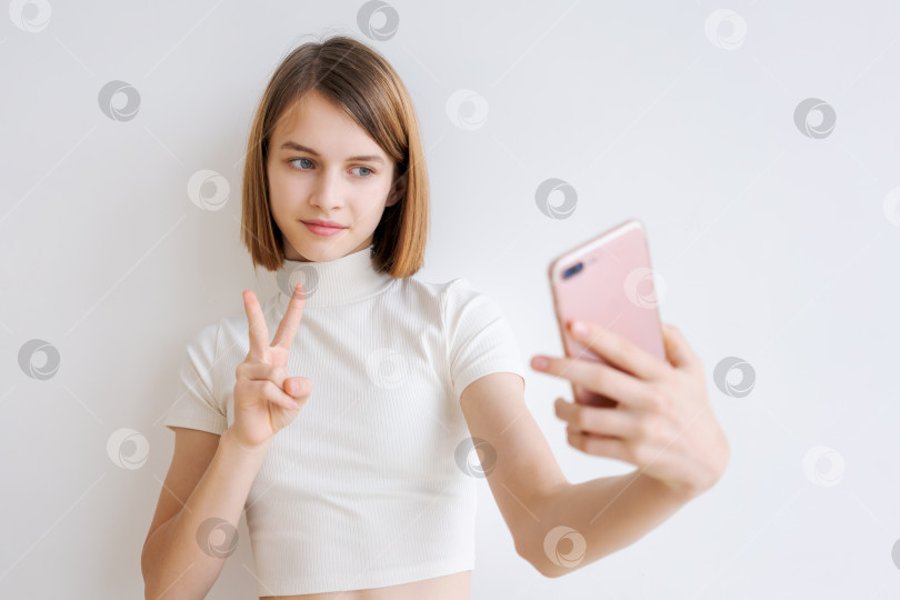 Скачать Молодая женщина делает селфи на свой мобильный телефон фотосток Ozero