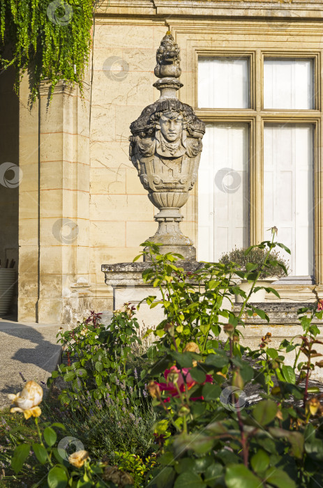 Скачать Каменная ваза в старом французском замке. фотосток Ozero