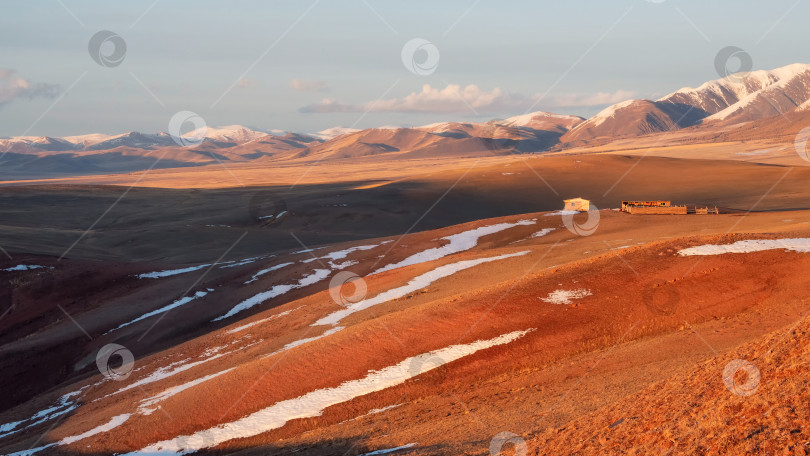 Скачать Яркий солнечный степной пейзаж с деревянным сараем фотосток Ozero