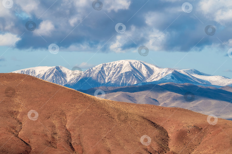 Скачать живописная высокогорная долина среди больших скалистых гор фотосток Ozero
