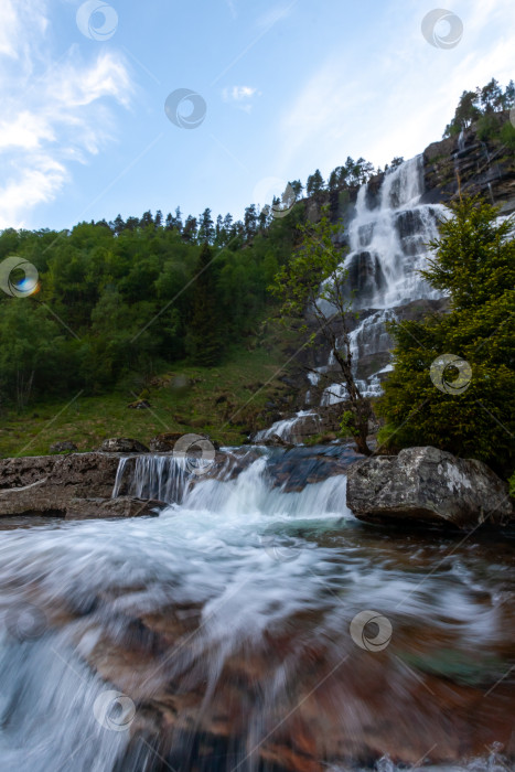 Скачать Прекрасный вид на водопад step waterfall в Норвегии фотосток Ozero