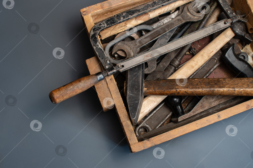 Скачать Деревянный ящик со старыми инструментами фотосток Ozero