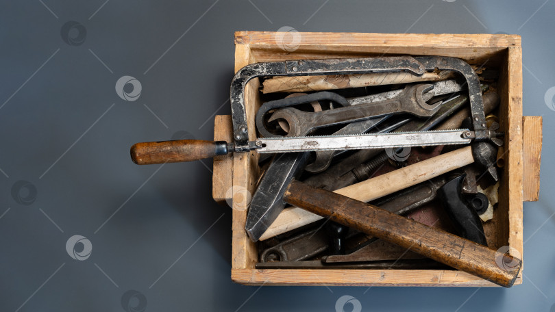 Скачать Старый столярный инструмент в деревянном ящике на сером фоне фотосток Ozero