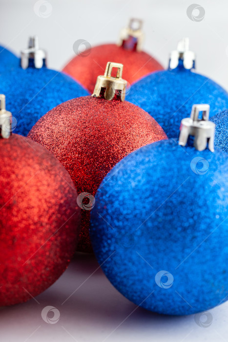 Скачать Красные и синие елочные шары, рождественская игрушка. фотосток Ozero