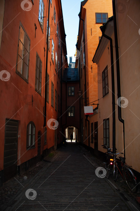 Скачать Стокгольм, Швеция - 4 июня 2010 года: Очень узкая улица в Гамла-Стане фотосток Ozero