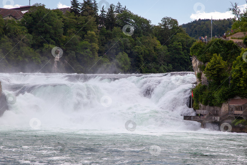 Скачать Рейнский водопад - самый большой водопад в Европе, расположенный в Шаффхаузене, Швейцария. фотосток Ozero